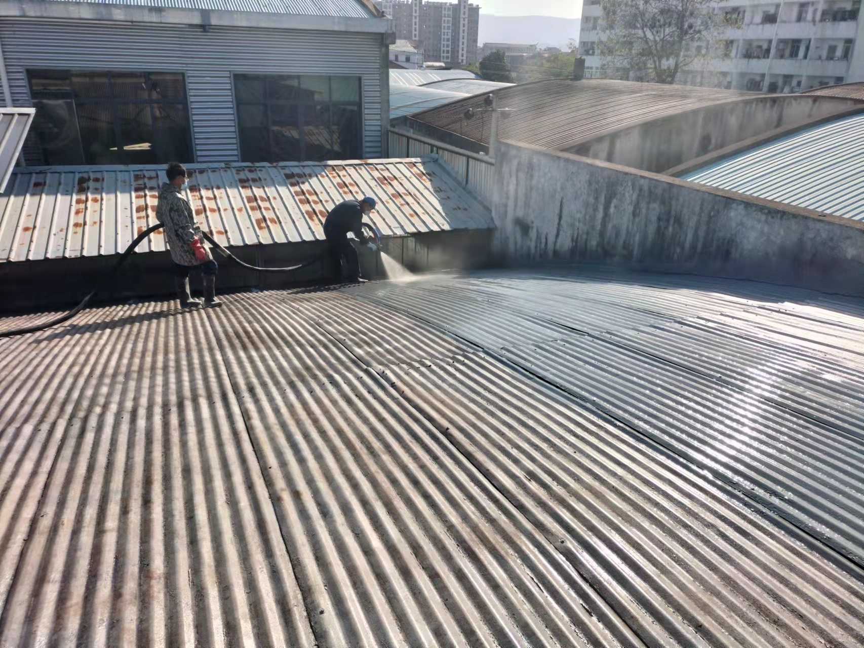 彩鋼瓦廠房保溫噴涂